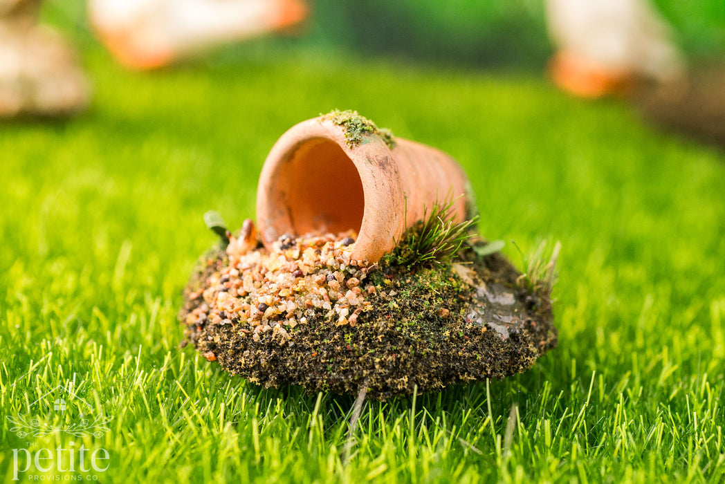Tipped Pot Ground Bird Feeder