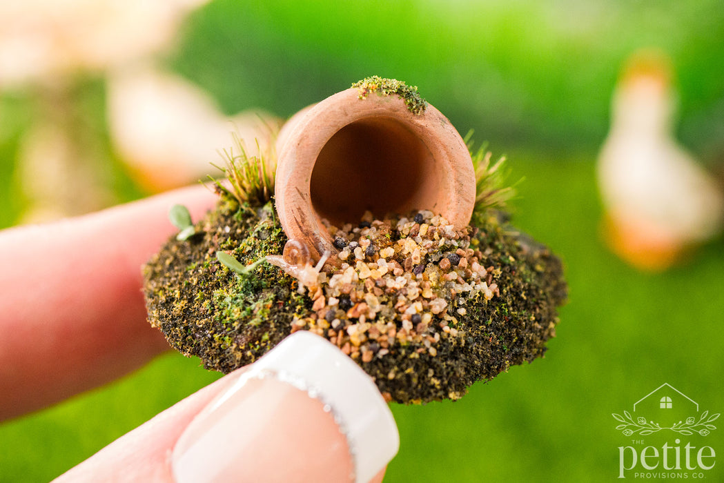 Tipped Pot Ground Bird Feeder